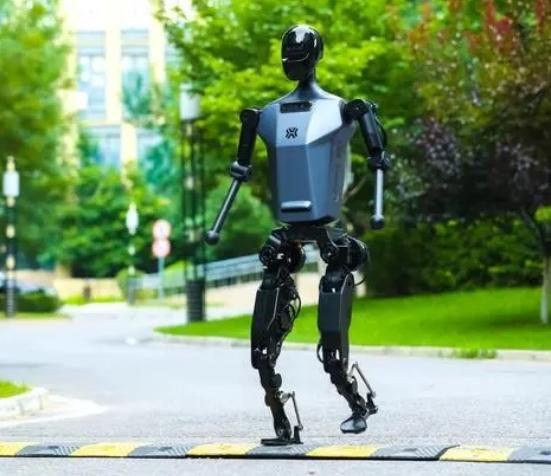 人形机器人行业快评报告：小鹏汽车发布全新AI人形机器人Iron，长安汽车宣布入局人形机器人领域