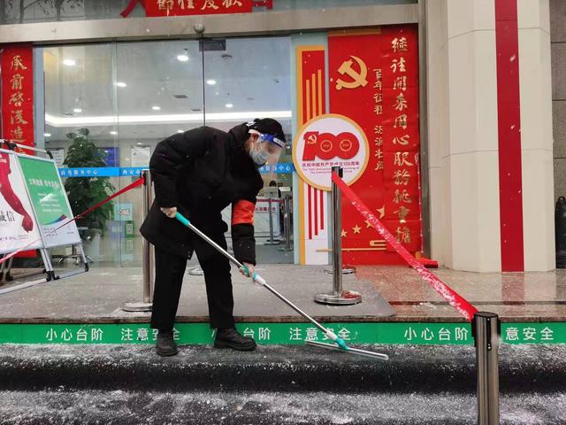 分批进、量体温、隔位坐……节后开工首日银行网点“全副武装”
