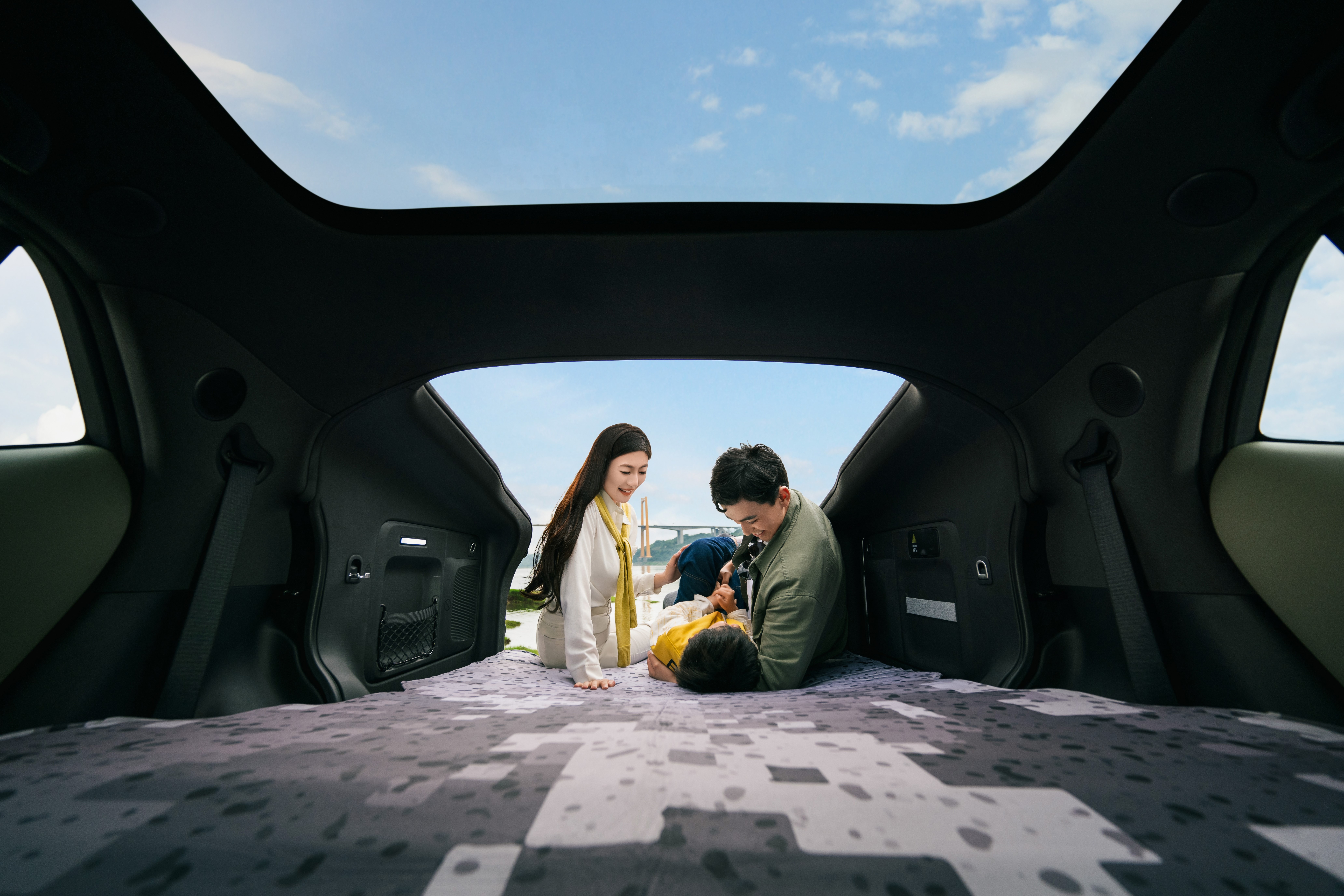 汽车行业周报：理想加速发力AI，2025年车市智能化进展可期