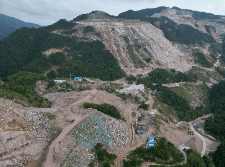 宝地矿业：葱岭能源原为正常生产的矿山，原采矿证规模为60万吨/年；为进一步提升采矿规模及盈利能力，拟进行320万吨/年开采规模的矿山建设，现处于基建期，利润来源于基建期副产矿石