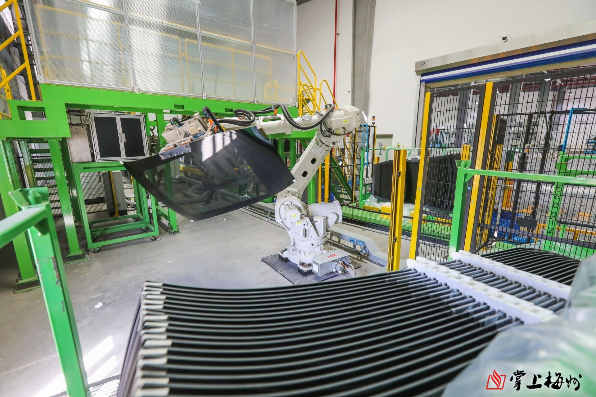 海优新材：公司智能PDCLC调光膜产品目前主要应用于新能源汽车天幕玻璃及建筑节能等领域