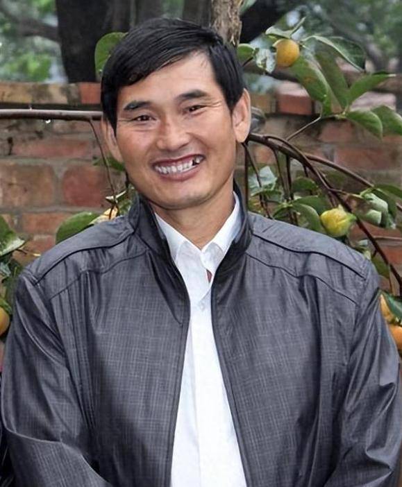 大衣哥正采访中突然翻墙走了，其姓名被抢注商标