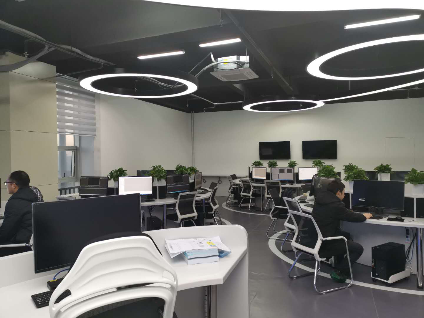 韦尔股份：公司总部位于上海，研发中心与业务网络遍布全球