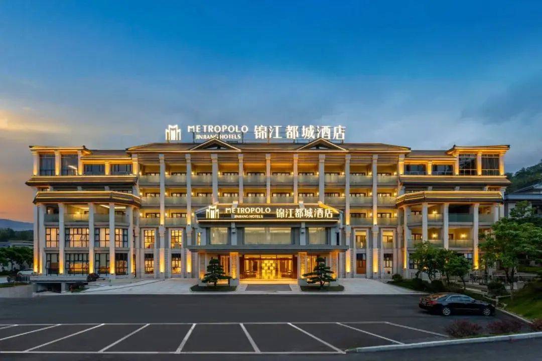 锦江酒店：公司旗下锦江酒管公司管理的全服务型酒店为精准对接大众消费需求，发挥酒店餐饮品质优势，在菜品上增加平价家常菜、特色小吃等，推出亲民套餐