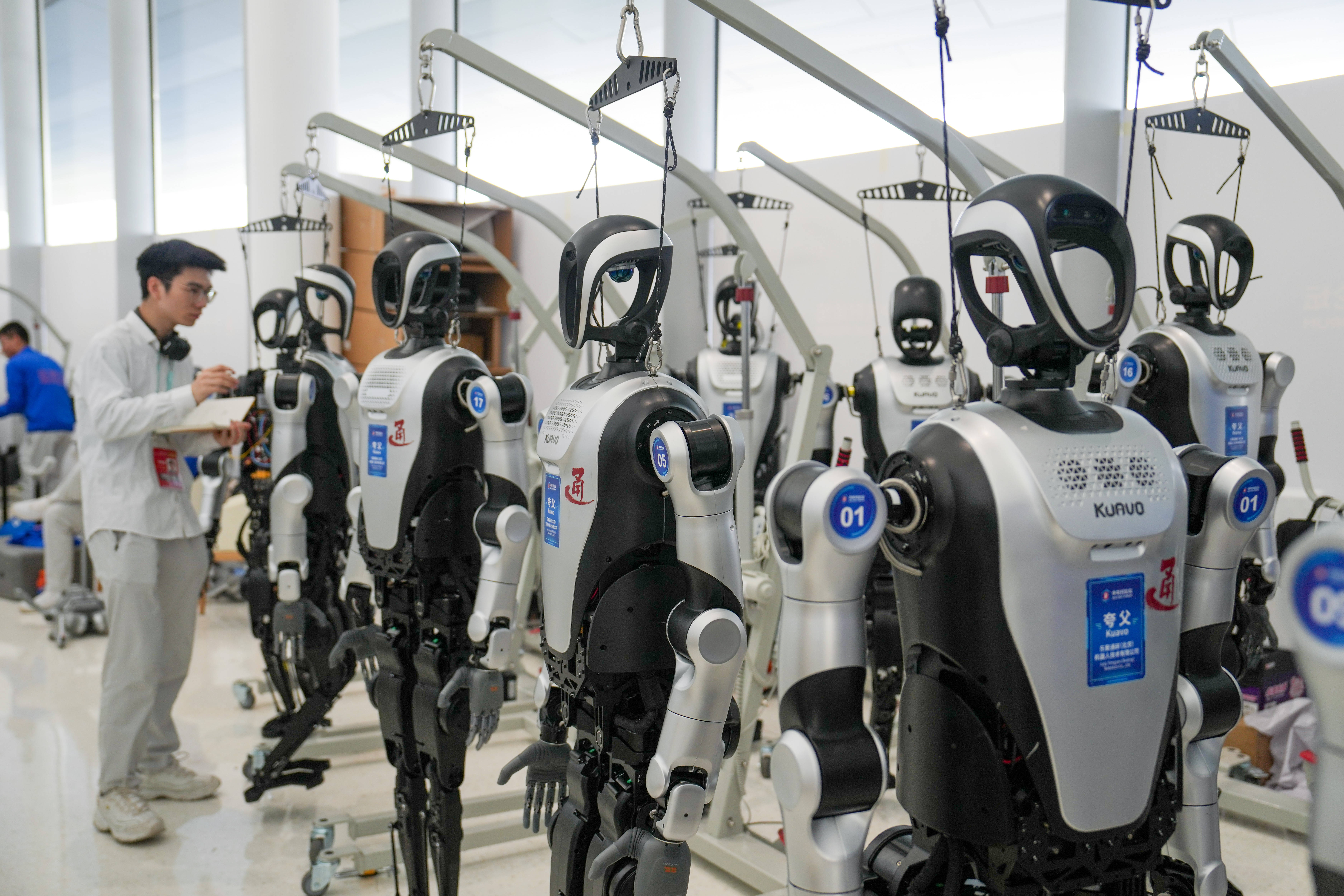 国家发展改革委答每经问：深入实施“人工智能+”行动，大力推进人工智能规模化商业化应用