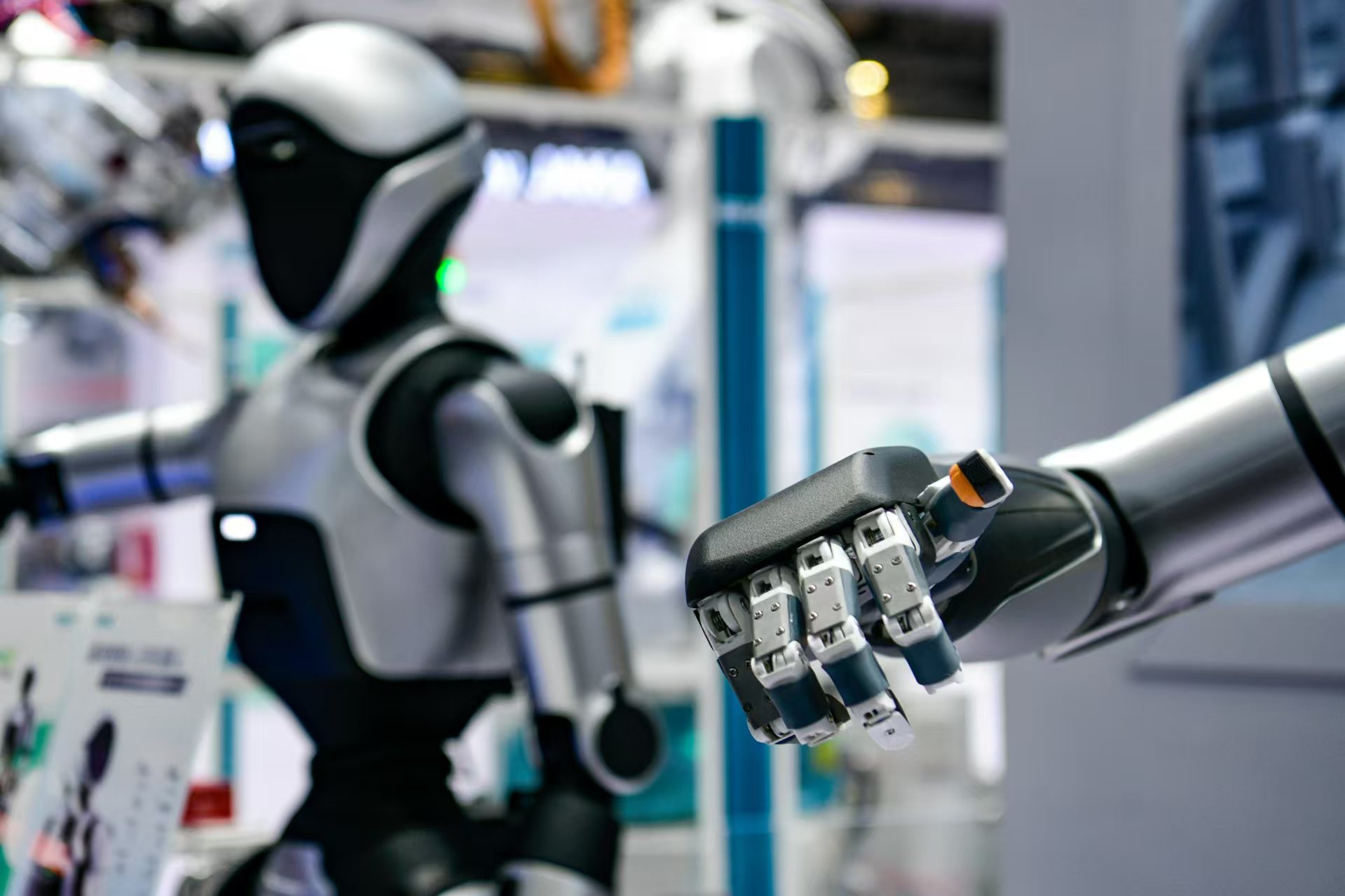 埃夫特：公司深耕机器人行业，聚焦智能机器人业务