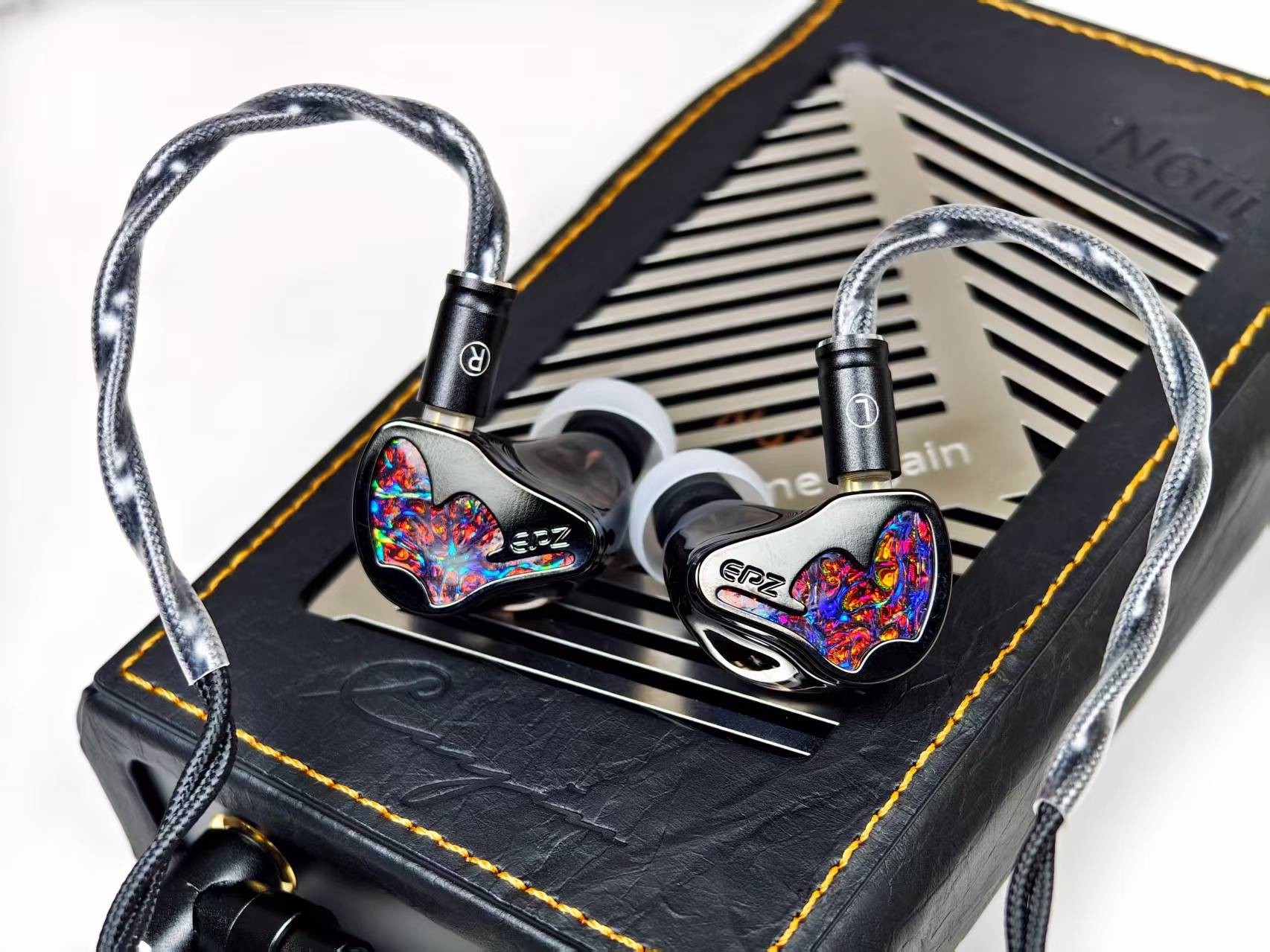 海菲曼：耳机产品主观听感评价排名下滑 子公司财务人员与关联方或存交织